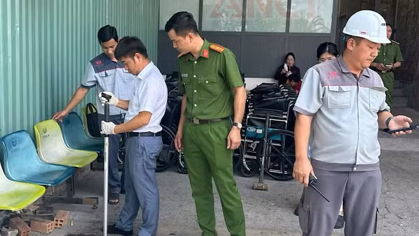Đoàn kiểm tra hệ thống xả thải của Bệnh viện đa khoa quốc tế S.I.S Cần Thơ. (Ảnh: Công an Cần Thơ)