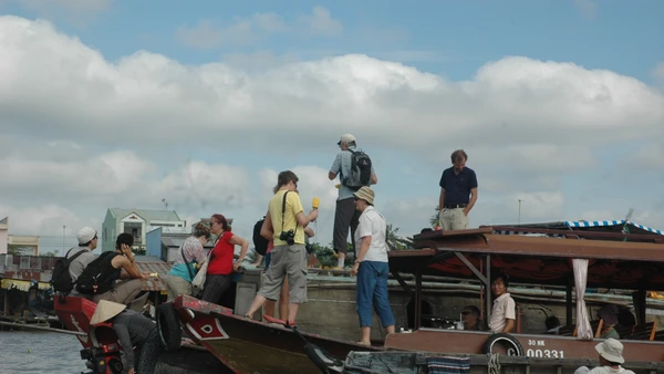 Du khách nước ngoài tham quan chợ nổi Cái Răng, Cần Thơ.