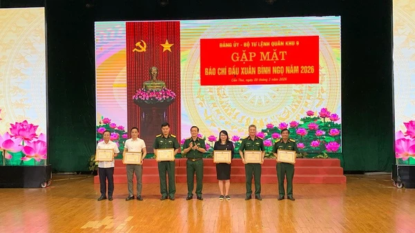 Lãnh đạo Quân khu 9 trao bằng khen cho các cơ quan báo chí.