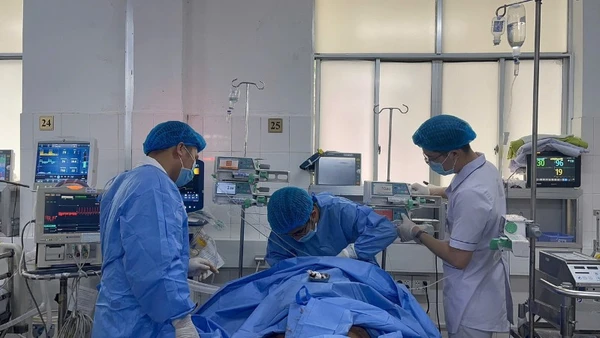 E kíp thực hiện kỹ thuật ECMO cứu sống bệnh nhân.