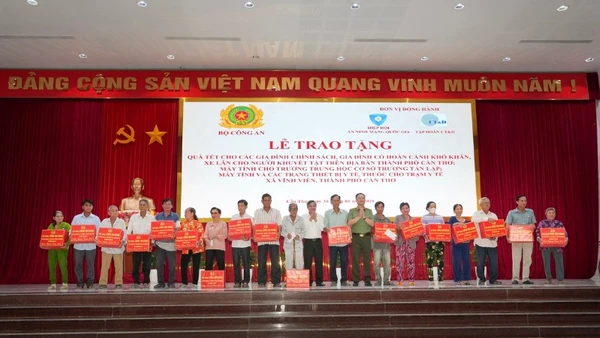 Lãnh đạo Bộ Công an tặng quà Tết cho người dân.