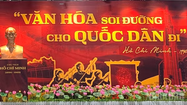 Hướng tới Ngày Văn hóa Việt Nam 24/11. 