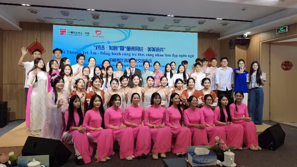 Thanh niên Việt Nam-Trung Quốc tham gia chương trình giao lưu văn hóa và ngôn ngữ. 