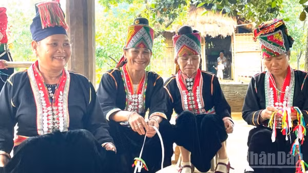 Xây dựng và phát triển nền văn hóa Việt Nam tiên tiến, đậm đà bản sắc dân tộc.