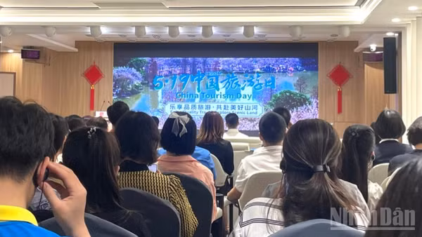 Quang cảnh chương trình giao lưu nhân dịp “Ngày Du lịch Trung Quốc 19/5".