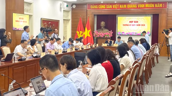 Quang cảnh họp báo. 