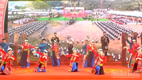 Tiết mục văn nghệ do đồng bào các dân tộc biểu diễn. 