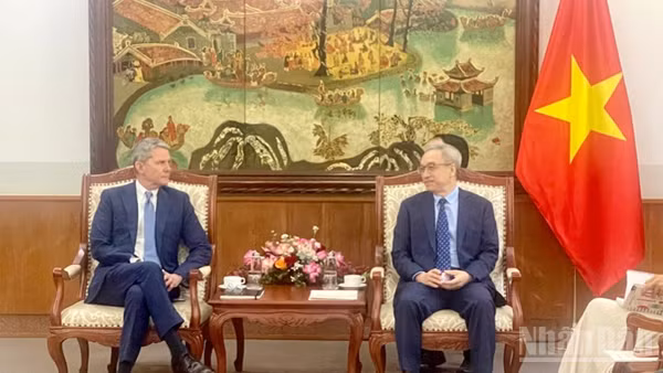 Thứ trưởng Văn hóa, Thể thao và Du lịch Phan Tâm tiếp ông Phil Nelson, Phó Chủ tịch điều hành, CNN International. 