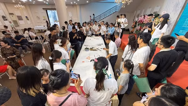 Triển lãm thu hút đông đảo công chúng thưởng lãm các tác phẩm hội họa. (Ảnh: Ban tổ chức)