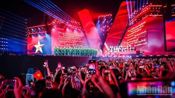 Chương trình nghệ thuật "Tổ quốc trong tim” diễn ra tại Sân vận động Quốc gia Mỹ Đình (Hà Nội) thu hút đông đảo khán giả. 
