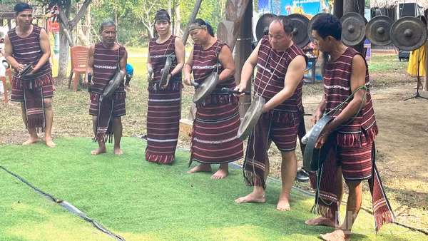 Biểu diễn nhạc cụ truyền thống tại Làng Văn hóa-Du lịch các dân tộc Việt Nam. 