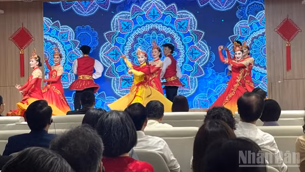 Tiết mục múa khai mạc chương trình. 