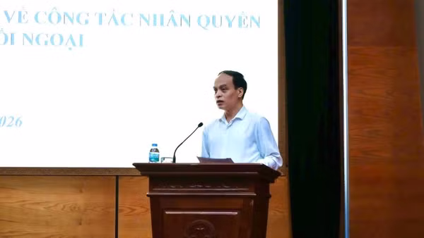 Phó Cục trưởng Cục Bản quyền tác giả (Bộ Văn hóa, Thể thao và Du lịch) Lê Minh Tuấn trao đổi thông tin. 