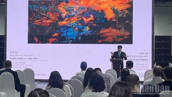 Một phiên đấu giá tác phẩm mỹ thuật tại Việt Nam. 