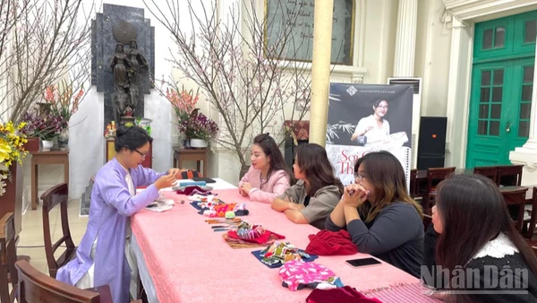 Không gian thực hành, trao đổi về kỹ thuật khâu vá "Sắc xuân mới cho tấm áo cũ”. 