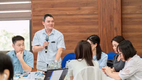 Các học viên trao đổi tại khóa học. (Ảnh: BTC)