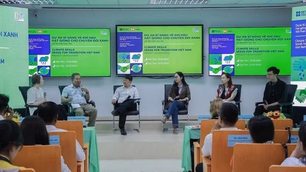 Các diễn giả trong một sự kiện tổng kết ba năm triển khai dự án (2023-2026) tại Cần Thơ vừa qua. (Ảnh: Hội đồng Anh tại Việt Nam)