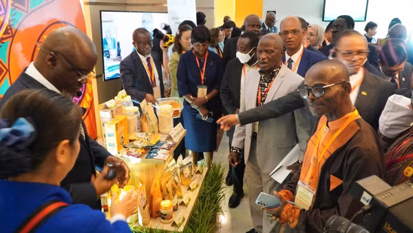 Đoàn đại biểu FAO tham quan triển lãm tại Diễn đàn trao đổi cấp cao liên khu vực mô hình OCOP Việt Nam 2025. (Ảnh: Agritrade)