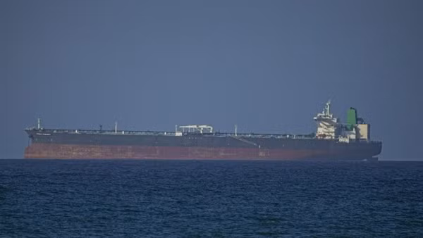 Tàu hàng di chuyển qua eo biển Hormuz khi thỏa thuận ngừng bắn kéo dài 2 tuần giữa Mỹ và Iran có hiệu lực, ngày 8/4/2026. (Ảnh: Anadolu Agency/TTXVN)