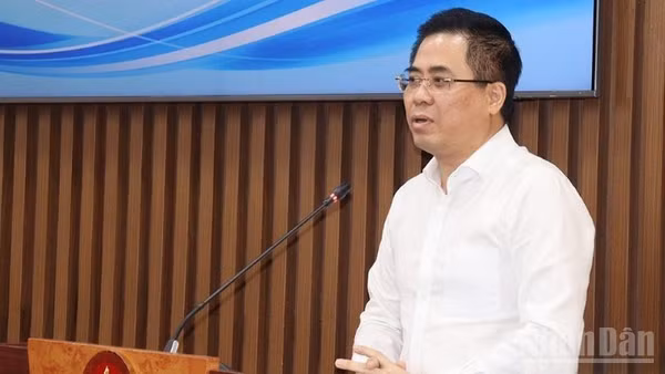 Đồng chí Nguyễn Hoàng Giang, Ủy viên Trung ương Đảng, Phó Bí thư Tỉnh ủy, Chủ tịch Ủy ban nhân dân tỉnh Quảng Ngãi phát biểu kết luận hội nghị.