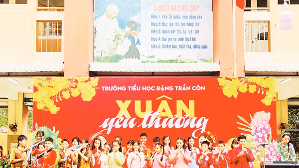 Học sinh Trường tiểu học Đặng Trần Côn biểu diễn một tiết mục âm nhạc truyền thống.