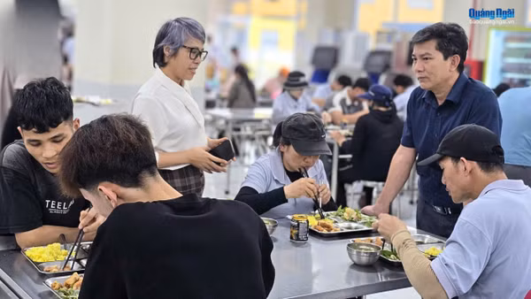Công nhân Công ty TNHH Gesin Việt Nam cùng tham gia “Bữa cơm Công đoàn”.