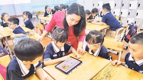 Giáo viên Trường tiểu học Phan Văn Trị chủ động lồng ghép trải nghiệm AI vào tiết học. 