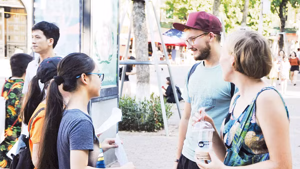 Sự thân thiện của người Hà Nội tạo ấn tượng tốt với nhiều khách du lịch. Ảnh: Hải Nam