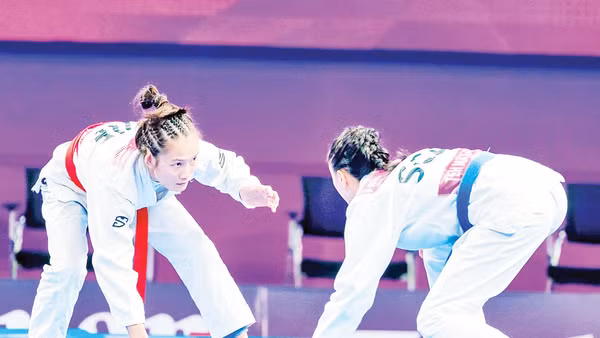 Phùng Thị Huệ (trái) - niềm tự hào của jujitsu Thái Nguyên. Ảnh: Thu Sâm