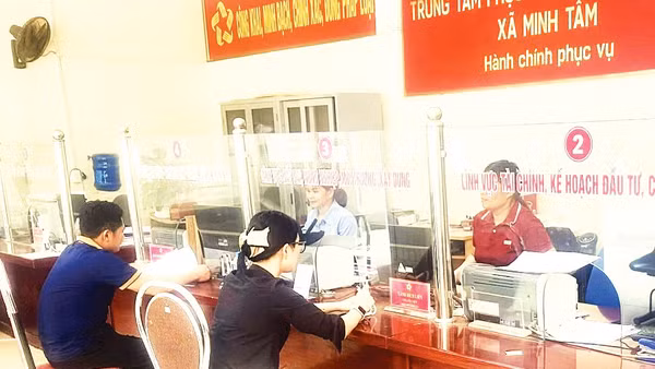 Người dân làm thủ tục tại Trung tâm Phục vụ hành chính công xã Minh Tâm. Ảnh: Bằng Cao