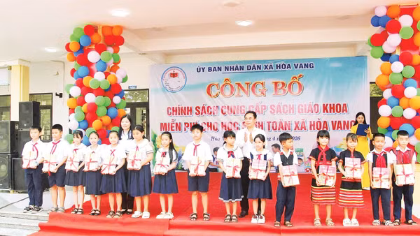 Mỗi bộ sách được trao mượn góp phần giảm gánh nặng chi phí cho nhiều hộ gia đình. Ảnh UBND xã Hòa Vang (Đà Nẵng).