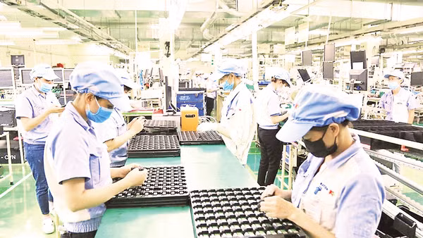 Sản xuất, lắp ráp hàng linh kiện điện tử xuất khẩu tại Khu công nghiệp Quang Minh, TP Hà Nội. 