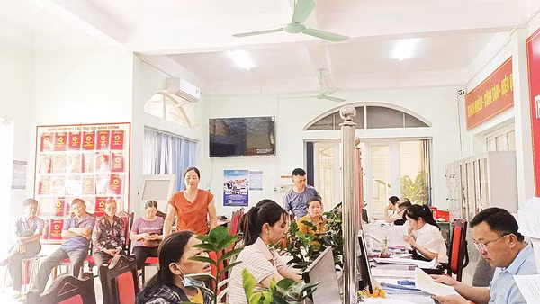 Cán bộ Trung tâm Phục vụ hành chính công xã Hòa An giải quyết thủ tục hành chính phục vụ người dân.