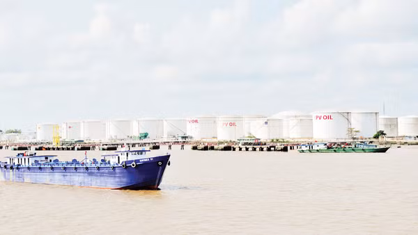Với lợi thế về vị trí địa lý và hệ thống cảng biển, Việt Nam có tiềm năng phát triển thành trung tâm dự trữ, trung chuyển và điều phối xăng dầu của khu vực. Ảnh: Nam Hải