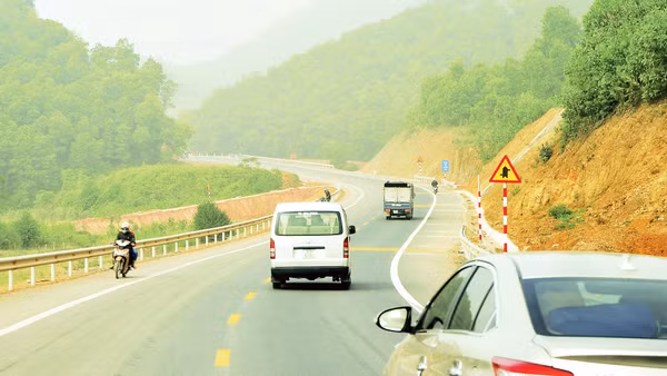 Phát triển hạ tầng giao thông vùng Tây Bắc sẽ thúc đẩy lưu thông hàng hóa và nâng cao đời sống nhân dân. Ảnh: Nam Hải