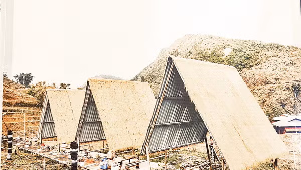 Quán cà-phê của gia đình chị Má Thị La, thôn Lao Chải, xã Tả Van, được giới thiệu tại phần Sáng tạo để phát triển, trong triển lãm Gieo xanh nơi đỉnh mây. Ảnh: Chụp từ triển lãm. 