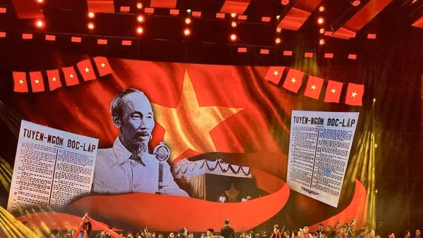 Tiết mục ca ngợi Chủ tịch Hồ Chí Minh trong một chương trình nghệ thuật do Thành phố tổ chức.