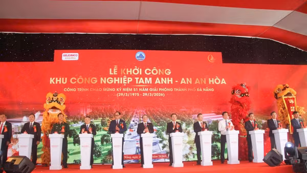 Các đại biểu thực hiện nghi thức bấm nút khởi công dự án.