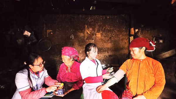 Các y, bác sĩ đến tận thôn, bản để thăm khám cho bà con dân tộc thiểu số.