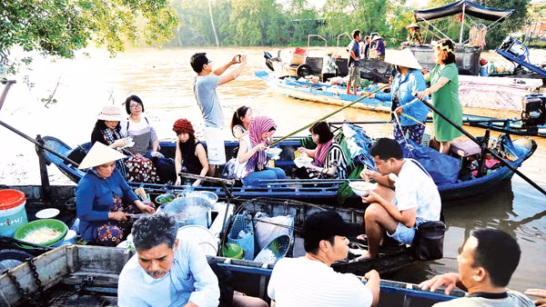 Chợ nổi là thương hiệu riêng có của Đồng bằng sông Cửu Long. Ảnh: Anh Quân