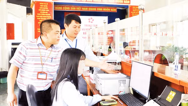 Các cán bộ tại Trung tâm dịch vụ hành chính công xã Tà Năng (Lâm Đồng) hỗ trợ nhau thực hiện nhiệm vụ.