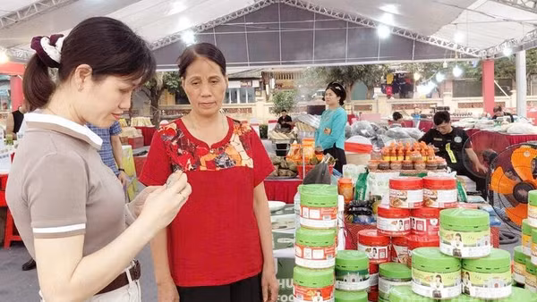 Không gian giới thiệu, quảng bá sản phẩm OCOP trong Không gian quảng bá sản phẩm đặc sản làng nghề gắn kết văn hóa, lễ hội Bình Đà