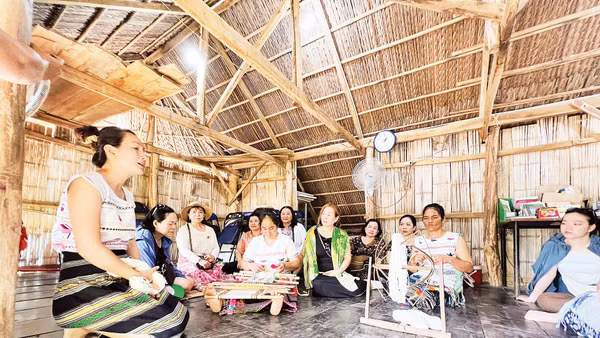 Ka’ Hương giới thiệu nghề dệt thổ cẩm người Mạ cho du khách.