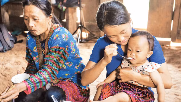 Thay vì phụ thuộc vào thực phẩm bên ngoài, các chương trình khuyến khích gia đình sử dụng nông sản bản địa, kết hợp đa dạng nhóm chất để nâng cao giá trị dinh dưỡng trong bữa ăn hằng ngày. Ảnh UNICEF