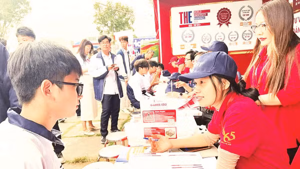 Chương trình tư vấn tuyển sinh - hướng nghiệp của Đại học Bách khoa Hà Nội tại Trường THPT Thái Phiên.