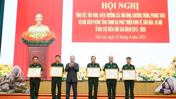 Khen thưởng các tập thể, cá nhân có thành tích nổi bật trong thực hiện mô hình giúp dân giai đoạn 2015-2025.