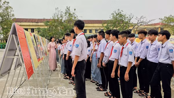 Cán bộ Bảo tàng tỉnh giới thiệu trưng bày chuyên đề tại Trường Tiểu học, THCS Trần Đức Thông, xã Hồng Minh.
