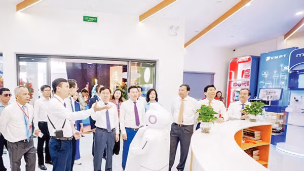 Đại biểu tham quan các sản phẩm tại Trung tâm Đổi mới sáng tạo Tây Ninh. Ảnh: UBND Tây Ninh