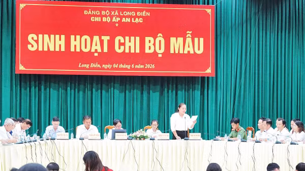 Chi bộ ấp An Lạc thực hiện thí điểm sinh hoạt chi bộ mẫu (Ảnh MẠNH HẢO)