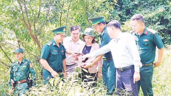 Lực lượng Bộ đội Biên phòng cùng Ban Chỉ đạo Công tác biên giới thành phố Đồng Nai khảo sát khu vực biên giới thuộc địa phận xã Lộc Tấn.